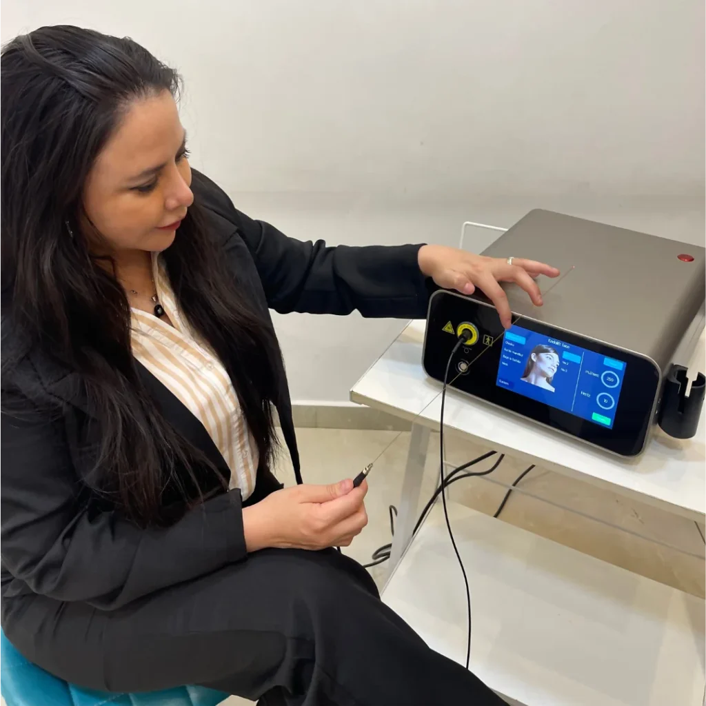 Dra. Andrea Mamani mostrando el tratamiento Endolift en argentina