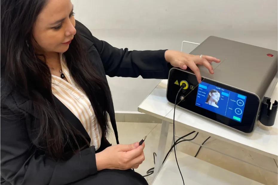 Dra. Andrea Mamani mostrando el tratamiento Endolift en argentina