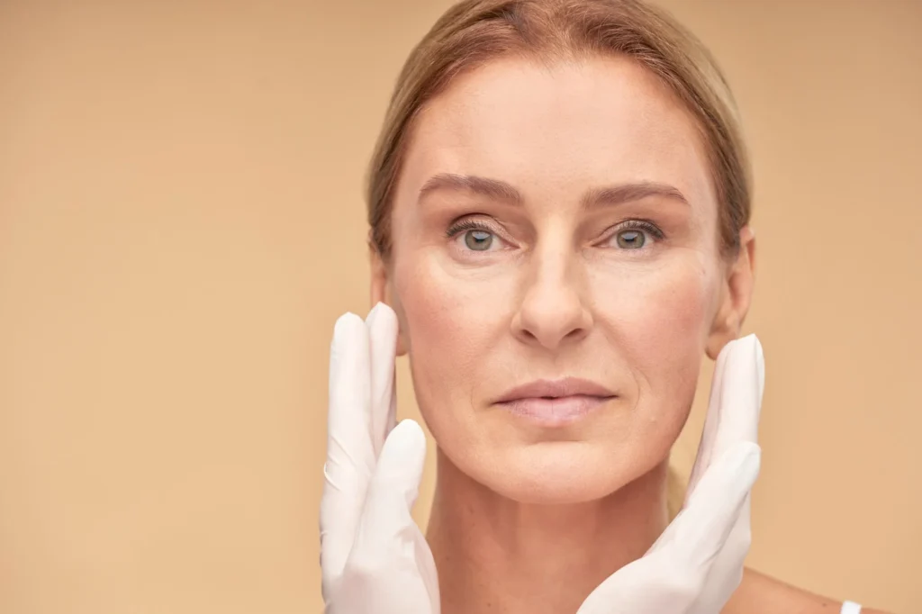 mujer cuidando su estética facial