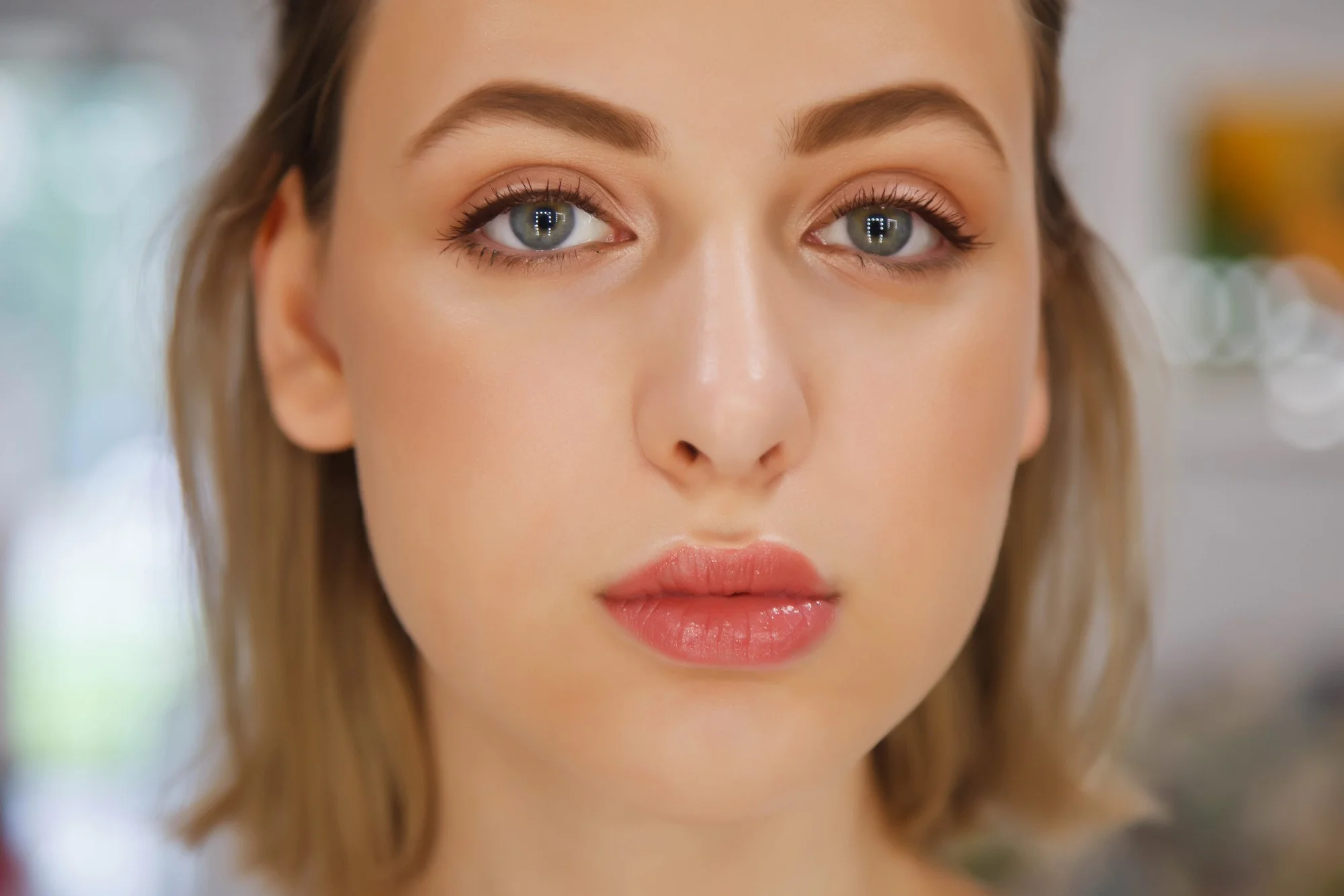 mujer luciendo labios